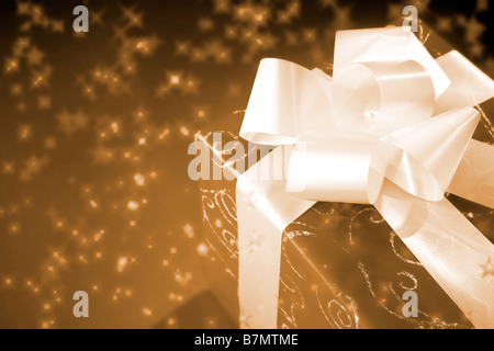 Cadeau de Noël fort avec un arc blanc Banque D'Images