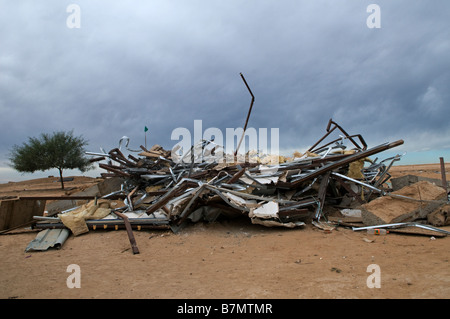 Ruines d'une maison démolie par les autorités israéliennes à Abdallah Al Atrash un village bédouin non reconnu dans le désert du Neguev dans le sud d'Israël Banque D'Images