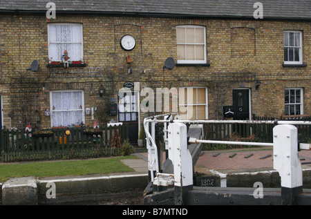 Fenny Stratford Lock et chalets sur le Grand Union Canal à Milton Keynes Buckinghamshire Banque D'Images