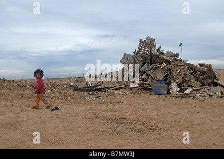 Au milieu des ruines de fille bédouine démoli la maison rasée par les autorités israéliennes à Abdallah Al Atrash village bédouin non reconnu dans le désert du Néguev, Israël Banque D'Images