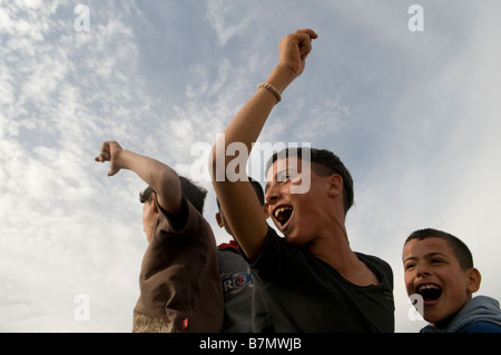 Les enfants bédouins dans un village bédouin dans le désert du Neguev dans le sud d'Israël Banque D'Images