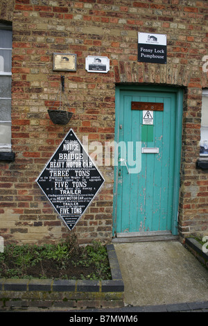 Pompe de blocage de Fenny Stratford House sur le Grand Union Canal dans le Buckinghamshire Banque D'Images