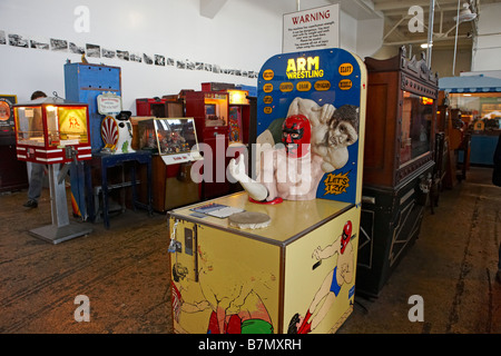 Pièces de monnaie antiques Arm wrestling machine arcade affiché dans Musee Mecanique. Fisherman's Wharf, San Francisco, Californie, USA. Banque D'Images