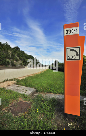 Téléphone d'urgence sur une autoroute Banque D'Images