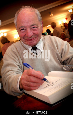 Oxfordshire auteur Colin Dexter à un livre signature Banque D'Images