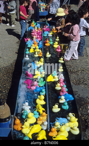 Paris, les enfants jouant avec des canards en plastique et les dauphins dans le Parc des Buttes Chaumont. Banque D'Images