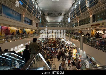 Le vaste salon de transit international de l'aéroport international de Dubaï, Emirats arabes Unis Banque D'Images