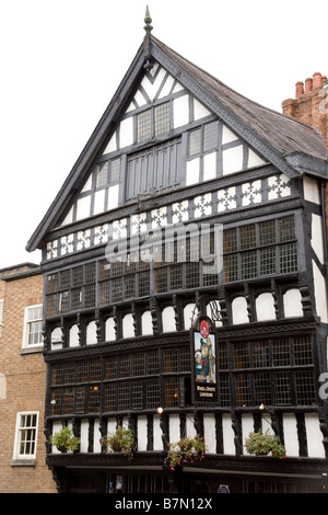 L'ours et le Billet Inn un vieux bâtiment à colombages dans le centre de la vieille ville médiévale de Chester England Banque D'Images