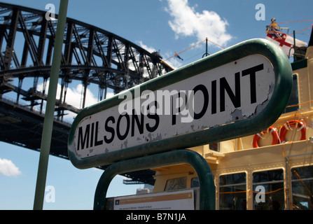 Milsons Point arrêt de ferry avec un ferry et Sydney Harbour Bridge en arrière-plan Banque D'Images