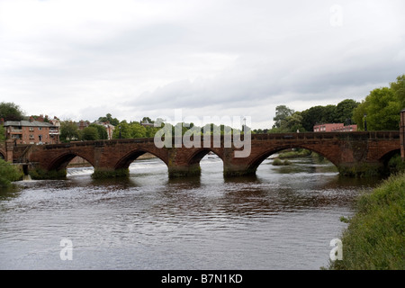 Old Dee Bridge crossing river médiévale Chester Banque D'Images