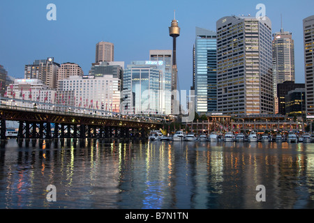 Darling Harbour, avec le tours de Sydney CBD dans l'arrière-plan au crépuscule Banque D'Images