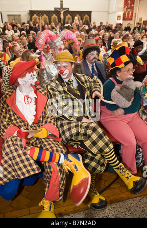 Clowns au Grimaldi Memorial Church Dalston de Londres Banque D'Images