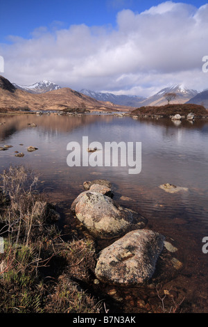 Lochan na h-Achlaise en regardant vers le Mont Noir, Western Highlands, Ecosse Banque D'Images