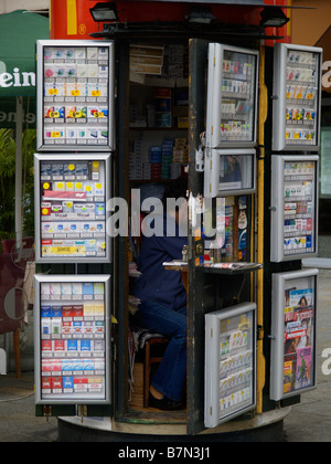 Petit kiosque de cigarette ou acheter en magasin montrant par la porte de Cracovie, Pologne. Banque D'Images