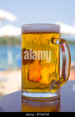 Pinte DE BIÈRE DANS UN VERRE GLACÉ SUR UNE TABLE dans un café en bord de mer Banque D'Images