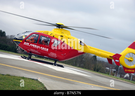 Oxfordshire Air Ambulance atterrit à l'hôpital JR Banque D'Images