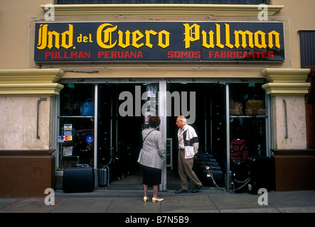 Les touristes, l'homme et de la femme, couple, shopping, shopping, l'achat d'assurance, assurance magasin, quartier Miraflores, Lima, Lima, Pérou, Province de l'Amérique du Sud Banque D'Images