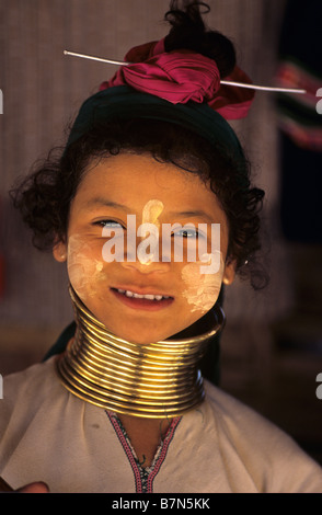 Portrait of Smiling bulgare long col padaung (Karenni ou Kayan) Girl, en camp de réfugiés, province de Mae Hong Son, Thaïlande Banque D'Images