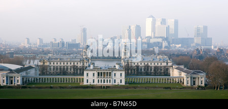 Une vue de l'ancien Collège Royal de Greenwich au nombril de Greenwich Park Canary Wharf Londres avec le salon à l'arrière-plan Banque D'Images