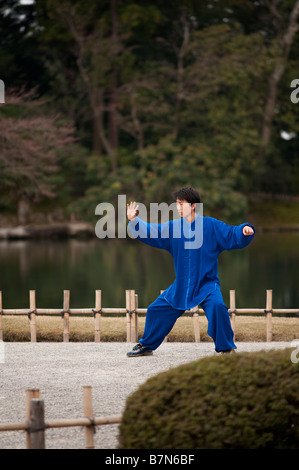 Les pratiques d'un jeune homme t'ai chi tôt le matin dans le jardin de Kenroku-en, Kanazawa, Japon Banque D'Images