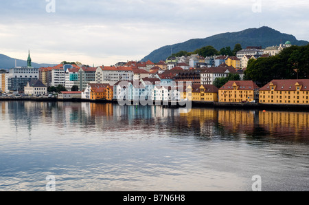 Matin voir de Bergen, Norvège, à partir d'un navire qui approche de port. Banque D'Images