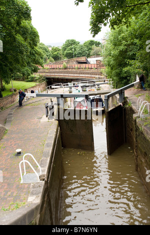 Bateaux étroits à l'aide d'un verrou sur le Shropshire Union Canal qui traverse la ville de Chester, Angleterre Banque D'Images