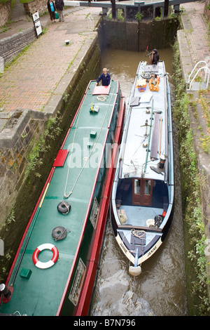 Bateaux étroits à l'aide d'un verrou sur le Shropshire Union Canal qui traverse la ville de Chester, Angleterre Banque D'Images