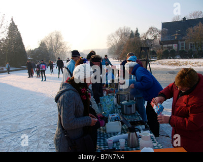 Les personnes vendant des boissons chaudes et de la soupe aux patineurs fatigués sur la glace durant l'molentocht moulin tour Banque D'Images