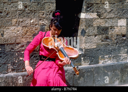 Prague, République tchèque. Femme jouant du violon aux formes bizarres dans la rue Banque D'Images