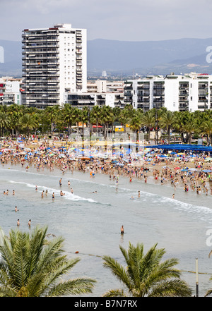 La plage de Salou bondé en été Banque D'Images