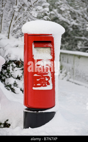 Red Royal Mail box sous une épaisse couche de neige Banque D'Images