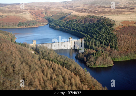 Vue aérienne oblique du barrage et réservoir Howden et du réservoir Derwent, Derbyshire Peak District, Angleterre, Royaume-Uni Banque D'Images