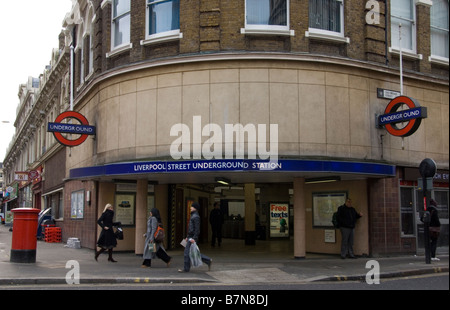 Les gens à l'extérieur de la station de métro Liverpool Street, Londres Banque D'Images