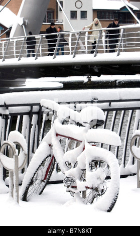 Des scènes de neige dans le quartier des docks de Londres Février 2009 vélo couvert de neige Banque D'Images