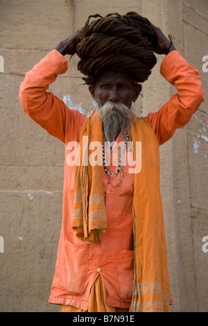 Sadhu Varanasi, cheveux, cheveux longs, l'Inde, saint homme, dévot, la culture indienne, un homme, spititual, méditer, prier, caractère, vivre Banque D'Images