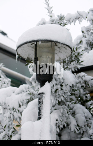 Des scènes de neige dans le quartier des docks de Londres Février 2009 lampe couvertes de neige Banque D'Images