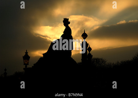 Statue en silhouette au coucher du soleil à la place de la Concorde, Île-de-France, Paris, France. Banque D'Images