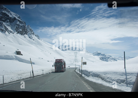 Chariot sur la neige couverts Julier, photographié par le biais de pare-brise de voiture. Alpes Suisses, des Grisons. Banque D'Images