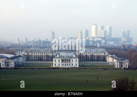 Une vue de l'ancien Collège Royal de Greenwich au nombril de Greenwich Park Canary Wharf Londres avec le salon à l'arrière-plan Banque D'Images