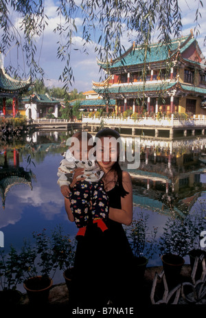 Le peuple chinois, Chinois, Chinois mère bébé, la mère et l'enfant, Green Lake Park, parc Cuihu Gongyuan, Kunming, Chine Banque D'Images