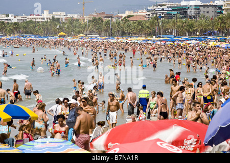 La plage de Salou bondé en été Banque D'Images