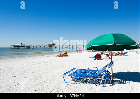 Plage et jetée, Estero Island, Fort Myers Beach, la Côte du Golfe, Florida, USA Banque D'Images