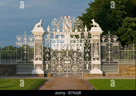 Château de Chirek, Wrexham, Pays de Galles, Royaume-Uni. Les célèbres portes en fer forgé fabriquées en 1719 portant l'écusson de la famille Myddleton Banque D'Images