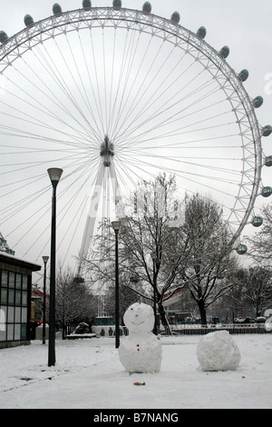 Bonhomme de neige en face de la grande roue London Banque D'Images