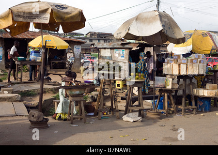 Sélection de produits à la vente sur plusieurs étals de fortune sur le bord de la rue, Poka, Epe, Nigéria Banque D'Images