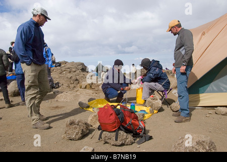 Regarder les grimpeurs de porteurs d'eau de remplissage des bouteilles sur Shira camp Kilimanjaro en Tanzanie Banque D'Images