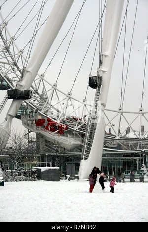 Faire un bonhomme de neige devant le London eye Banque D'Images