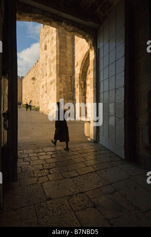 Le juif ultra-orthodoxe traverse la porte de Jaffa ou Bab al-Khalil l'une des huit portes des murs ottomans de la vieille ville de Jérusalem-est Israël Banque D'Images