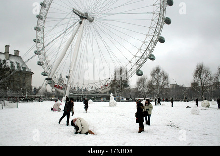 Faire un bonhomme de neige devant le London eye Banque D'Images