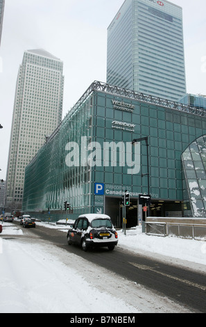 Des scènes de neige dans le quartier des docks de Londres Février 2009 Taxi près de Canary Wharf Banque D'Images